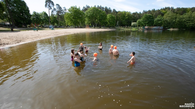 Szczecińscy uczniowie ze Szkoły Podstawowej nr 8 morsowali w jeziorze Głębokie.