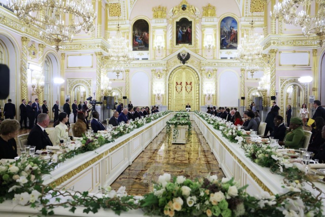 W rosyjskich miastach organizowane są defilady wojskowe. Największa z udziałem zagranicznych gości ma się odbyć w Moskwie na Placu Czerwonym.