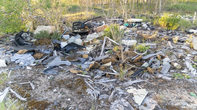 Zderzak, gruz, opony i wiele innych odpadów na nielegalnym wysypisku w Czarnej Łące zostanie zlikwidowane.