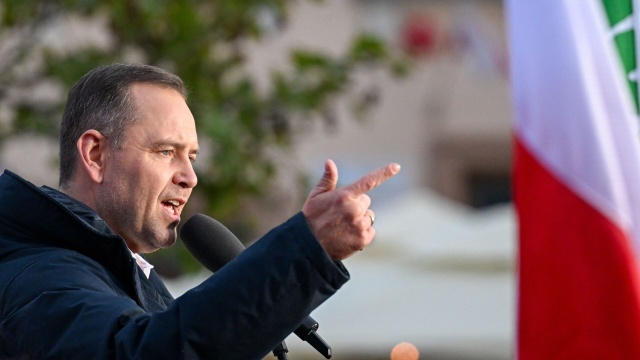 Karol Nawrocki zobowiązał się do dożywotniej opieki nad Jerzym Ż. - podał w piątek portal Interia. Jak poinformowano, Nawrocki na piśmie zapewnił, że będzie łożył na utrzymanie pana Jerzego, a po jego śmierci zajmie się pogrzebem.