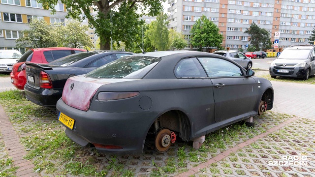 Porzucone samochody mogą stracić koła - twierdzą mieszkańcy szczecińskiego os. Kaliny, na którym giną aluminiowe felgi z pojazdów pozostawionych na osiedlowych parkingach.