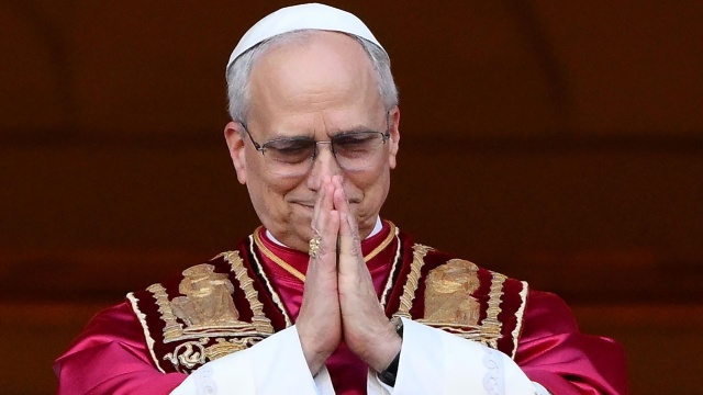 Papież Leon XIV w piątek odprawia w Kaplicy Sykstyńskiej pierwszą mszę po wyborze na zwierzchnika Kościoła rzymskokatolickiego. W mszy uczestniczą kardynałowie.