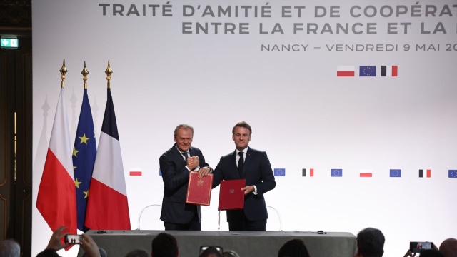 W nowym traktacie o współpracy polsko-francuskiej strony zobowiązały się do udzielania wzajemnej pomocy w razie napaści, łącznie z użyciem środków wojskowych, zgodnie ze zobowiązaniami NATO i UE. Traktat zobowiązuje też do zwiększenia współpracy i interoperacyjności armii francuskiej i polskiej.