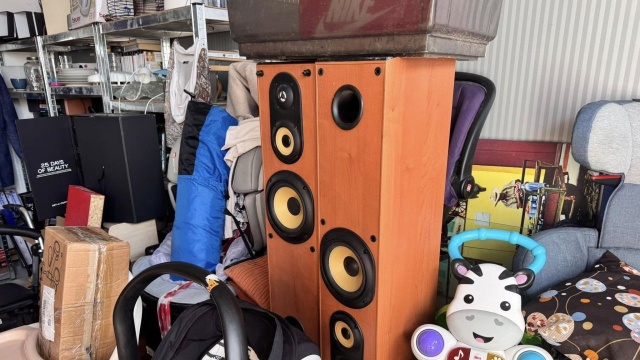 Głośniki, rzeźbione krzesła, a może deska snowboardowa. Galeria Szpargałek zaprasza w swoje progi, ale tym razem w okrojonej wersji.