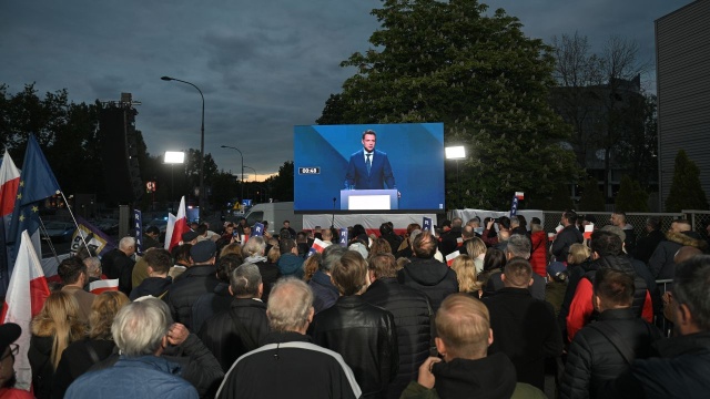 Odpowiadali na pytania dziennikarzy na temat m.in. bezpieczeństwa, mieszkalnictwa czy demografii. Mogli także pytać się wzajemnie i ripostować odpowiedzi konkurentów.