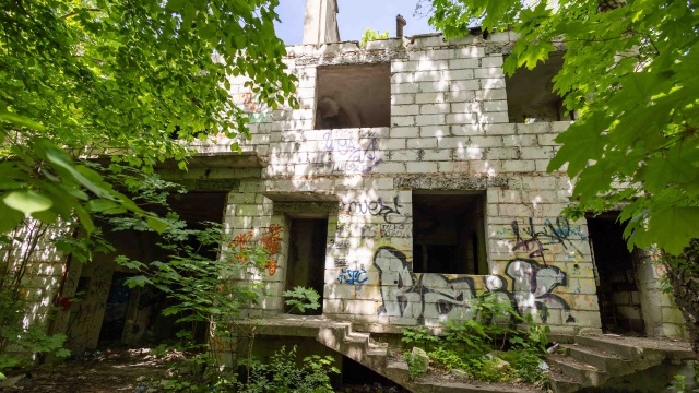 Nazywają to miejsce domem widmo, bo od lat odstrasza mieszkańców, za to przyciąga osoby bezdomne. Mowa o ruinie przy ul. Przyszłości w Płoni. To pozostałość po nielegalnej budowie z lat 90.