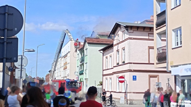 Pożarem objęte jest mieszkanie i część poddasza w kamienicy przy ulicy Kościuszki w Świdwinie. Konieczna była ewakuacja 10 osób, ale nikt nie został poszkodowany.