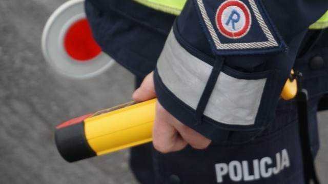 Wystarczyło mu kilka tygodni aby stracić prawo jazdy. Policjanci z Mielna zatrzymali 18-letniego kierowcę - okazało się, że w wydychanym powietrzu miał prawie dwa promile alkoholu.