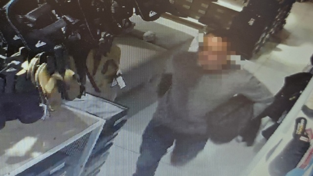 Ukradł buty, ale zostawił w sklepie telefon. Policjanci z Goleniowa zatrzymali sklepowego złodzieja.