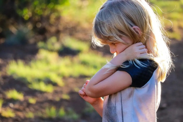Zdarza się, że siniaki pojawiają się w nieoczekiwanych miejscach, a my nie jesteśmy w stanie ustalić ich przyczyny. Jak się okazuje, siniaki nie powstają wyłącznie na skutek uderzeń - choć to wciąż najczęstszy powód. Jeżeli przydarzają nam się często, warto wiedzieć, skąd się biorą i jak sobie z nimi radzić. Sprawdź, dlaczego robią się siniaki, i odkryj Arnigel - naturalny żel, który przyspiesza ich wchłanianie.