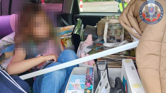 Zagrożenie dla dziecka w aucie i mandat dla nieodpowiedzialnej matki.