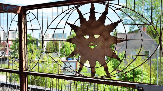 Słoneczka ze Zdrojów zostaną na swoim miejscu. Chodzi o charakterystyczne metalowe elementy z czasów PRL, które zdobią stację kolejową Szczecin-Zdroje.