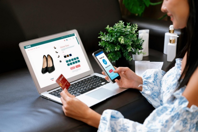 W 2025 roku sklepy internetowe muszą sprostać rosnącym oczekiwaniom klientów, którzy stawiają głównie na wygodę i szybkość zakupów online. Personalizacja oferty staje się standardem, a rekomendacje produktowe zyskują na coraz większym znaczeniu. Jakie jeszcze funkcje będą kluczowe dla sukcesu sklepów internetowych w tym roku