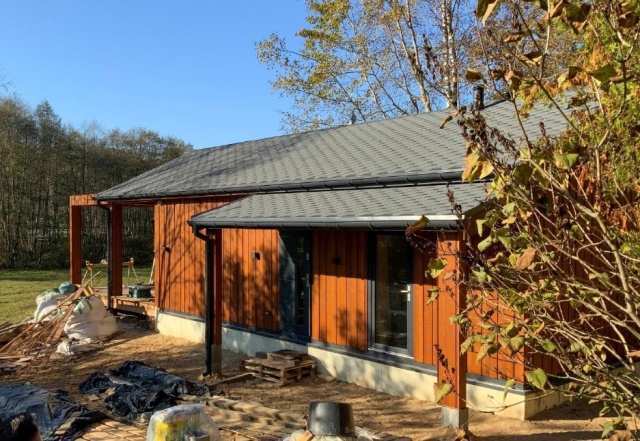 Domy modułowe zyskują coraz większą popularność jako alternatywa dla tradycyjnego budownictwa. To szybkie, estetyczne i niezwykle elastyczne rozwiązanie dla osób poszukujących własnej przestrzeni do życia lub wypoczynku. Firma Eko Architektura specjalizuje się w produkcji domów modułowych, które idealnie sprawdzają się zarówno jako letniskowe domki, jak i całoroczne domy mieszkalne. Nasze konstrukcje są nie tylko praktyczne, ale także nowoczesne wizualnie, dzięki czemu doskonale wpisują się w każde otoczenie - od naturalnych krajobrazów po miejskie osiedla.