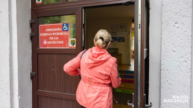 Wybory prezydenckie w całym kraju rozpoczęły się bez problemów i opóźnień - poinformowała Państwowa Komisja Wyborcza. Głosowanie trwa od 7.00 i zakończy się o 21.00.