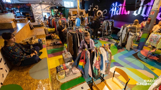 Ubrania, ceramika, rękodzieło, akcesoria dla zwierząt czy książki - w hali Odra w Szczecinie trwa Less Waste Market.