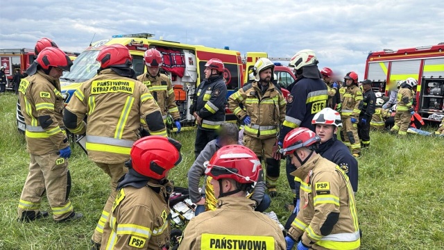 Tragedia na lotnisku w Krośnie, gdzie odbywał się Moto Show Poland 2025. Wczesnym popołudniem 27-letni kierowca rozpędzonym samochodem wjechał w grupę widzów.