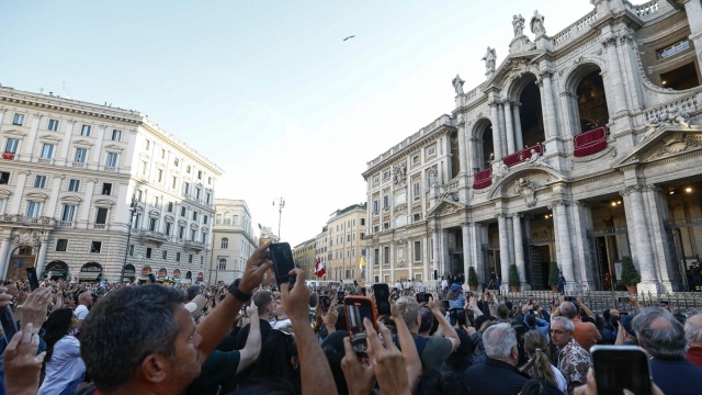 Leon XIV został w niedzielę oficjalnie powitany przez rzymian. Następnie objął katedrę biskupa Rzymu w bazylice św. Jana na Lateranie.