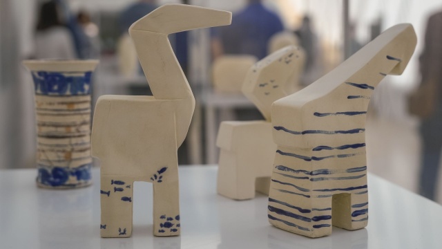 Ceramiczne Dźwigozaury promują Szczecin w Greifswaldzie. W Muzeum Pomorza odbył się wernisaż Nowa, biała ceramika szczecińska.