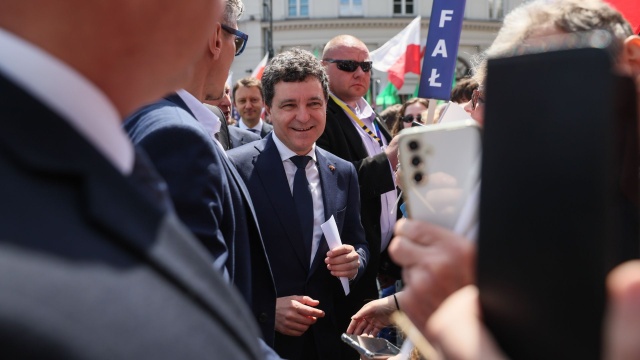 Tuż po wizycie na marszu Rafała Trzaskowskiego rumuński prezydent-elekt wrócił do kraju. Dziś w południe naszego czasu oficjalnie obejmie urząd prezydenta.