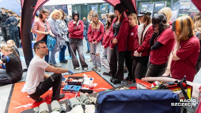 Jak skuteczne zatamować krwotok, jak założyć opatrunek i poradzić sobie w kryzysowej sytuacji Między innymi na takie pytania, odpowiedzi poznali uczestnicy warsztatów Zatrzymaj krwotok - uratuj życie.