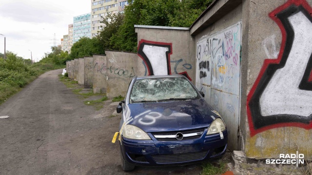 Porzucony samochód stał się atrakcją dla dzieci - alarmują internauci na jednej ze szczecińskich grup na Facebooku, na której opublikowano zdjęcia zniszczonego pojazdu w okolicy torów kolejowych przy ulicy Dunikowskiego w Szczecinie.