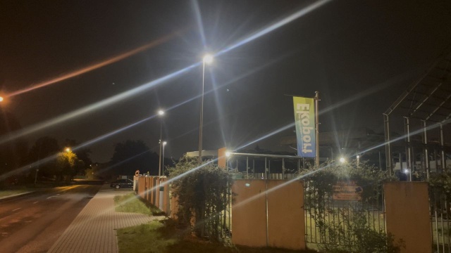 Światła w szczecińskim Ekoporcie przy ul. Taczaka zostały wyregulowane - deklaruje Zakład Usług Komunalnych w Szczecinie. Mieszkańcy jednak nie widzą różnicy.