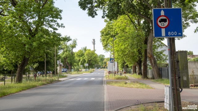 W Kliniskach Wielkich na ulicy Szczecińskiej nie ma ograniczenia ruchu pojazdów do 12 ton - twierdzi goleniowska policja. Jak informowaliśmy w ubiegłym tygodniu, mieszkańcy wsi skarżą się na hałas, popękane ściany i pęknięte studzienki, w związku z przejeżdżającymi tamtędy ciężarówkami.