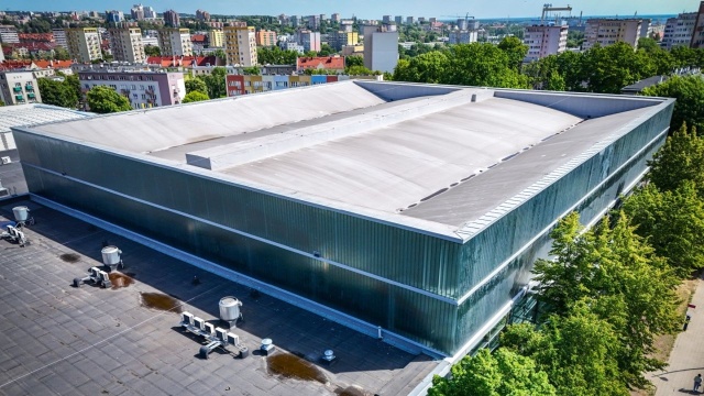 Modernizowana była szklana elewacja budynku.