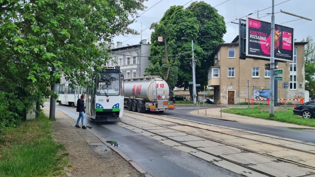 Utrudnienia dla pasażerów szczecińskiej komunikacji miejskiej jadących w stronę Gocławia. Na ulicy Strzałowskiej wykoleił się tramwaj linii 6 - informuje ZDiTM.