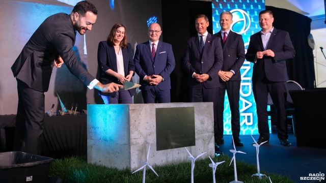 Zaczęła się budowa największej fabryki elementów do morskich farm wiatrowych [ZDJĘCIA]