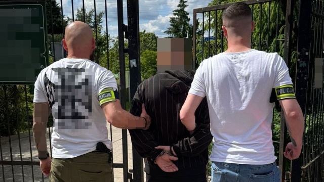 Włamywacz złapany na gorącym uczynku - w ujęciu złodzieja pomógł policyjny pies Trafik.