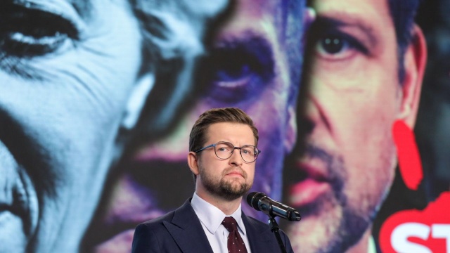 Politycy PiS poinformowali, że składają zawiadomienie o podejrzeniu popełnienia przestępstwa przez premiera Donalda Tuska i rzecznika MSWiA Jacka Dobrzyńskiego. Chodzi o ich wypowiedzi w sprawie postępowania sprawdzającego ABW wobec Karola Nawrockiego w 2021 r.