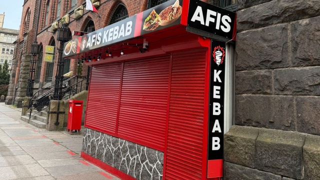 Miejskie służby zajmują się punktem gastronomicznym przy budynku Poczty Polskiej przy ul. Bogurodzicy w Szczecinie. O sprawie napisała w interpelacji radna miejska klubu KO Wiktoria Rogaczewska.