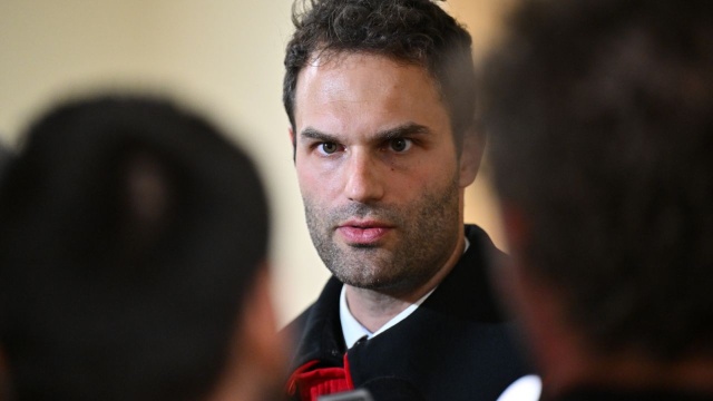 We wtorek 33-latek usłyszał zarzut nieumyślnego spowodowania wypadku ze skutkiem śmiertelnym, choć jeszcze w 2023 roku pełnomocnik rodziny ofiar wnioskował o zmianę zarzutu - na zabójstwo.