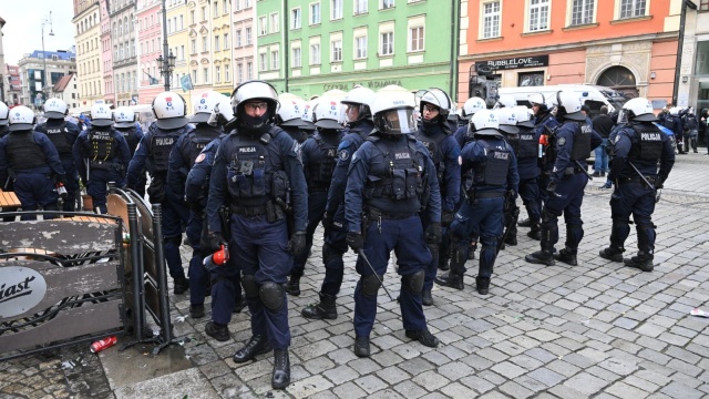 Policjanci użyli granatów hukowych i armatki wodnej wobec kibiców angielskich i hiszpańskich, którzy przed meczem finałowym Ligi Konferencji zakłócali porządek na wrocławskim Rynku. Między kibicami miało dojść do przepychanek, rzucali też butelkami.