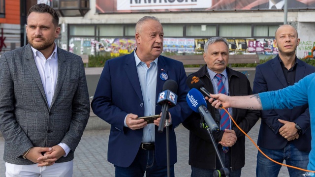 Pierwsza tura wyborów była żółtą kartką dla rządzących, teraz czas na czerwoną - politycy Prawa i Sprawiedliwości ze Szczecina apelują do mieszkańców zachodniopomorskiego o mobilizację przed niedzielnymi wyborami.