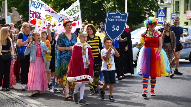 Uwaga kierowcy, ulicami Szczecina przejdzie Orszak Króla Maciusia. Między godz. 10.30 a 12, kierowcy natkną się na utrudnienia.
