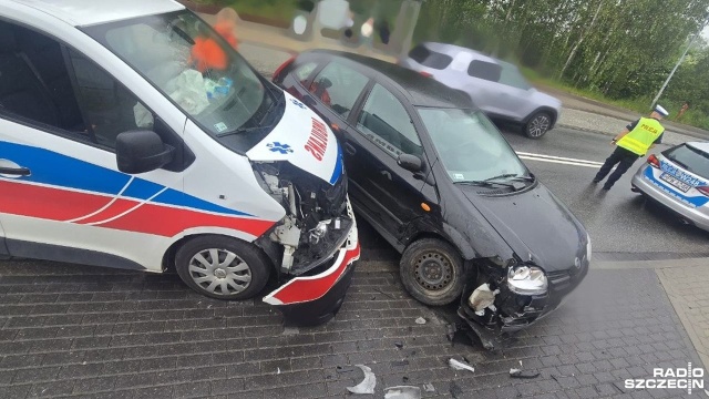 Zderzenie osobówki i ambulansu. Do kolizji doszło u zbiegu ulic Połczyńskiej i Żytniej w Koszalinie.