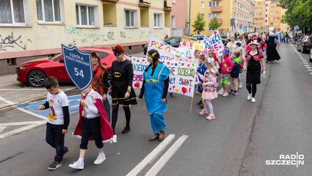 Blisko trzysta dzieci prowadzonych przez Króla Maciusia przeszło ulicami Szczecina. To z okazji Dnia Dziecka.
