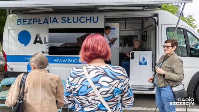 Przed szczecińską filharmonią stanął Słuchobus. To w ramach trwającego festiwalu Słyszę dobre dźwięki.