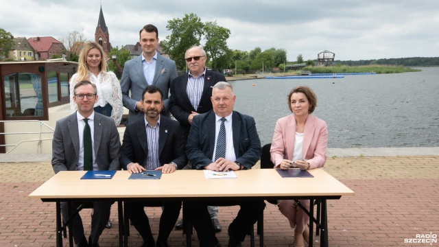 Umowa na tramwaj wodny podpisana. Chodzi o połączenie promowe przez Zalew Szczeciński ze Szczecina przez Nowe Warpno do Świnoujścia. W Alei Żeglarzy w Nowym Warpnie podpisano dziś umowę na jego finansowanie.