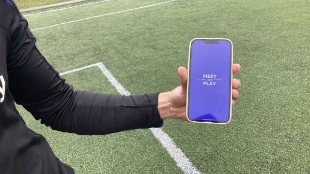 Miał problem ze znalezieniem chętnych do grania w piłkę nożną, dlatego stworzył aplikację na telefon. Meet and Play to pomysł 26-letniego Radosława Piotrowskiego ze Szczecina na promocje sportu w całej Polsce.