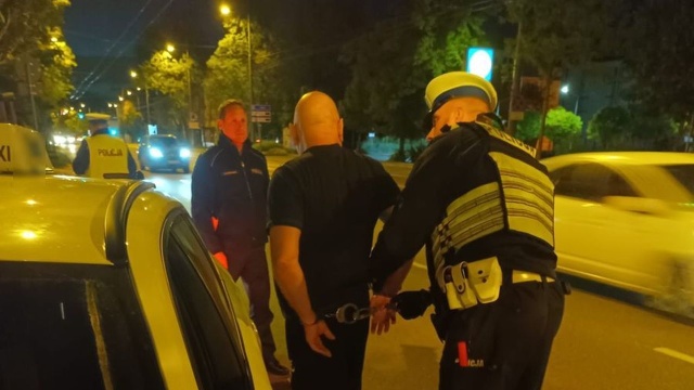 Pomorska policja kontroluje kierowców, którzy świadczą usługi przewozowe. To już kolejna akcja po ujawnieniu w mediach przypadków odurzania i wykorzystywania seksualnego pasażerek.