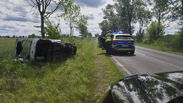 Na drodze wojewódzkiej nr 166 na wysokości miejscowości Lulewice auto zjechało na pobocze, uderzyło w drzewo i przewróciło się na bok.