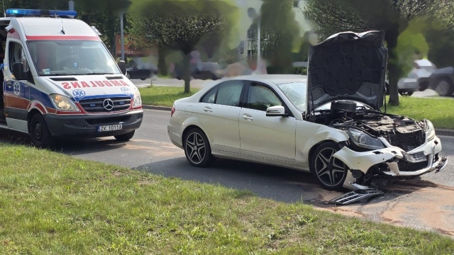 Dwa samochody osobowe zderzyły się u zbiegu ulic Władysława IV i Akademickiej w Koszalinie.