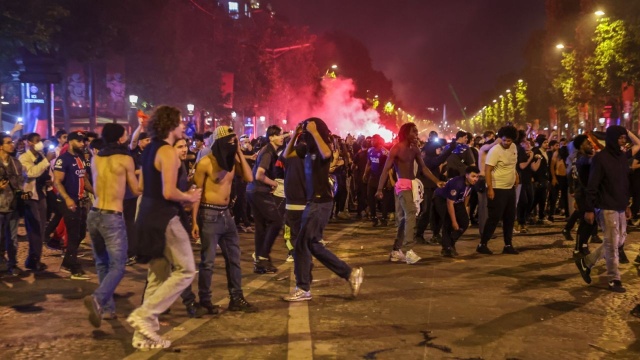Dwie osoby zginęły, a kilkaset zostało rannych w nocnych zamieszkach, które wybuchły we Francji po sobotnim zwycięstwie Paris Saint-Germain w finale Ligi Mistrzów.