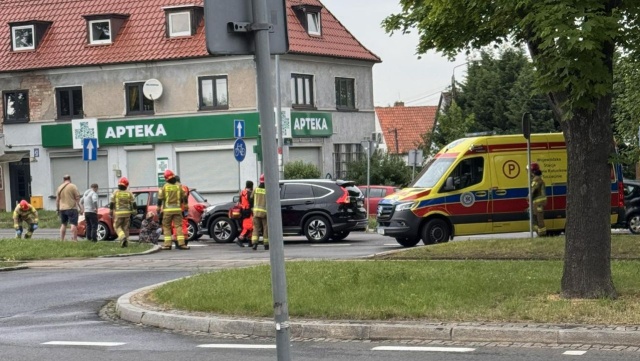 Kolizja dwóch samochodów na ulicy Ku Słońcu w Szczecinie. To za rondem Gierosa w stronę Mierzyna.