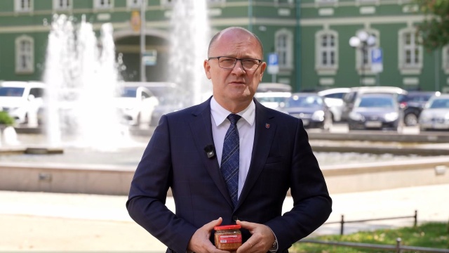 Prezydent Szczecina oferuje... paprykarz wyborczy. Piotr Krzystek dołączył do ogólnopolskiej walki o frekwencję.