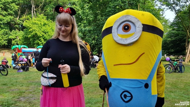 W Świnoujściu trwa największy Dzień Dziecka w historii miasta. Cały Park Zdrojowy tętni życiem. Wydarzeniu towarzyszy zbiórka dla Adasia Orlika.